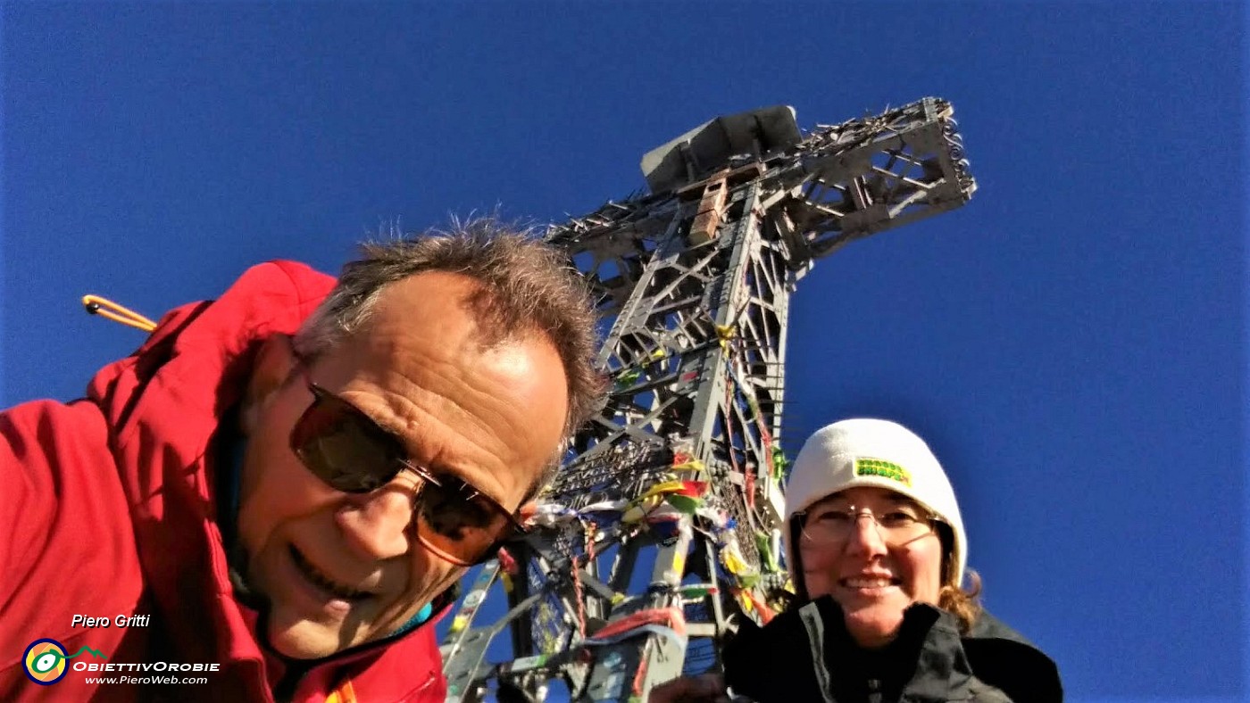59 Selfie con vento alla croce di Resegone-Punta Cermenati (1875 m).jpg